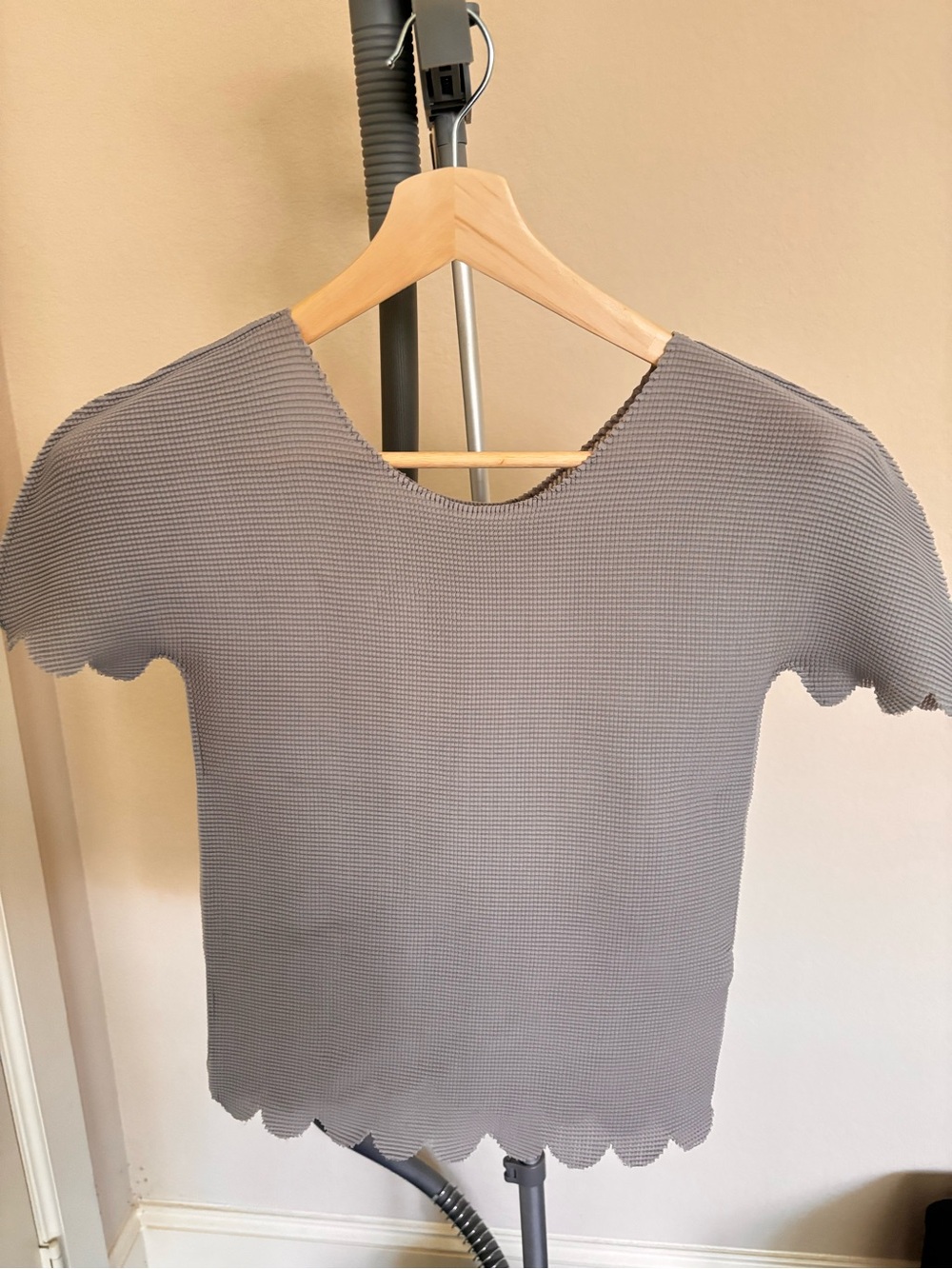 me ISSEY MIYAKE Gray Pleated Scalloped Short Sleeve Top